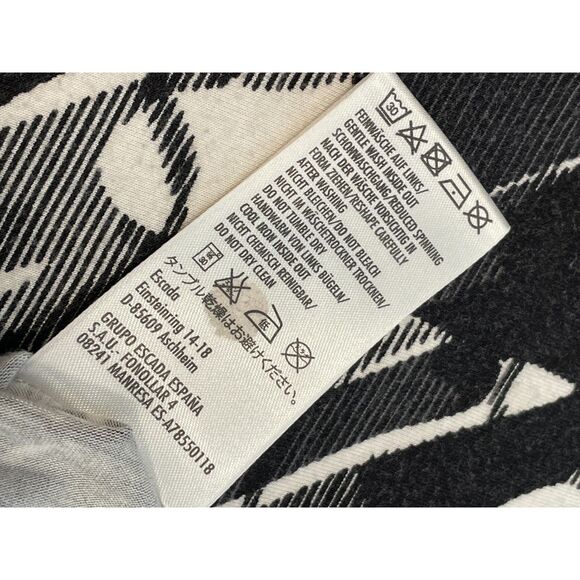 ~ Escada Top 42 US 10/12 Knit Shirt Short Sleeve Gold Logo Scoop ViscoseElastane - Picture 15 of 16